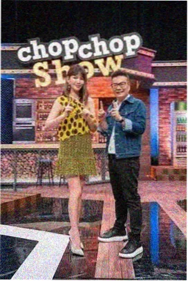 午夜漫画对比表配图：夜色中的招牌与数据卡片